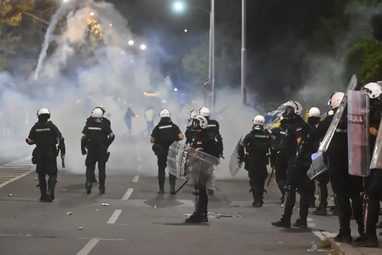 Prizori iz Srbije obilaze svijet! Letjele baklje, demolirano sjedište SNS-a, policija i vojska na ulici