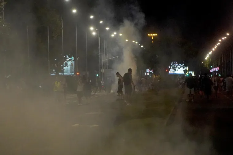 Prizori iz Srbije obilaze svijet! Letjele baklje, demolirano sjedi&scaron;te SNS-a, policija i vojska na ulici