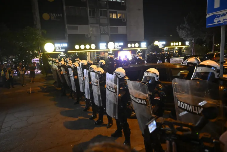 Prizori iz Srbije obilaze svijet! Letjele baklje, demolirano sjedi&scaron;te SNS-a, policija i vojska na ulici