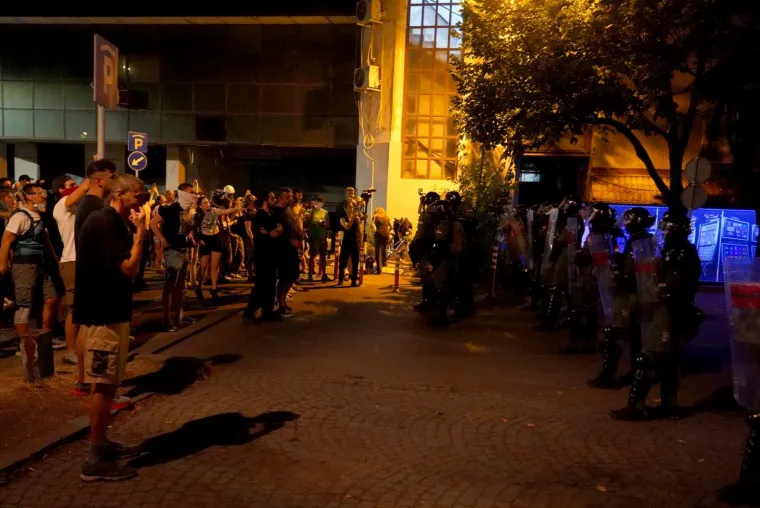 Prizori iz Srbije obilaze svijet! Letjele baklje, demolirano sjedi&scaron;te SNS-a, policija i vojska na ulici