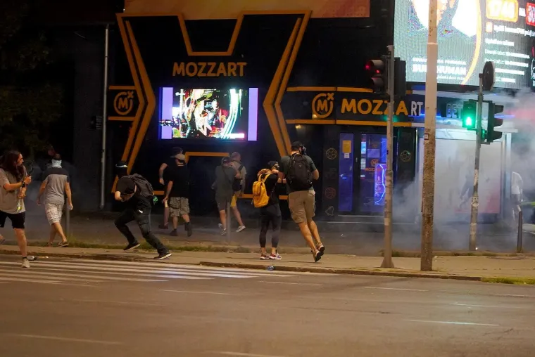 Prizori iz Srbije obilaze svijet! Letjele baklje, demolirano sjedi&scaron;te SNS-a, policija i vojska na ulici