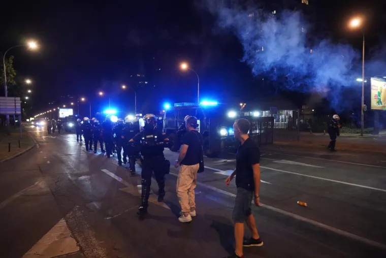 Prizori iz Srbije obilaze svijet! Letjele baklje, demolirano sjedi&scaron;te SNS-a, policija i vojska na ulici