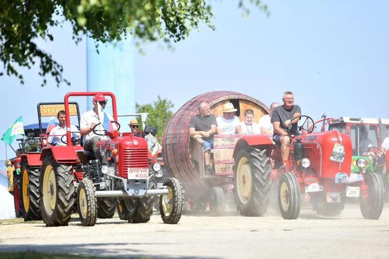 Šarmantno, šareno i bučno: Pogledajte kako je izgledao traktorski rally u srcu štrigovskih vinograda