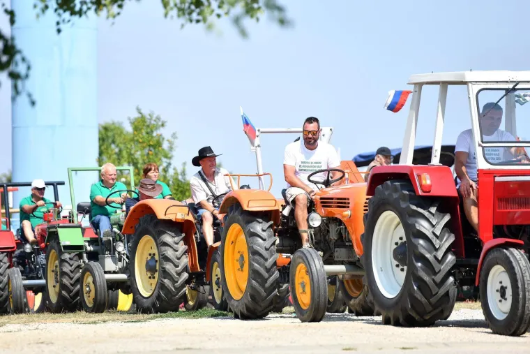 Šarmantno, šareno i bučno: Pogledajte kako je izgledao traktorski rally u srcu štrigovskih vinograda
