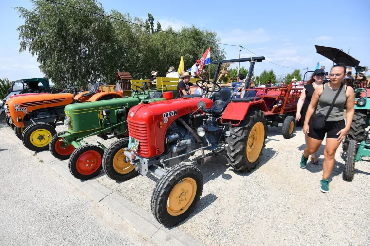 Šarmantno, šareno i bučno: Pogledajte kako je izgledao traktorski rally u srcu štrigovskih vinograda