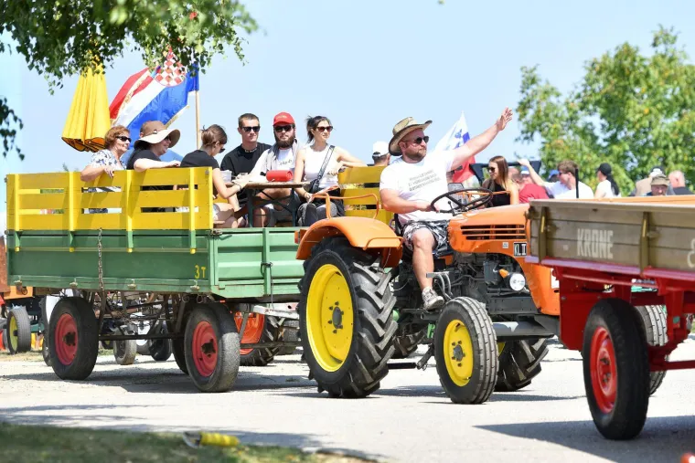 &Scaron;armantno, &scaron;areno i bučno: Pogledajte kako je izgledao traktorski rally u srcu &scaron;trigovskih vinograda