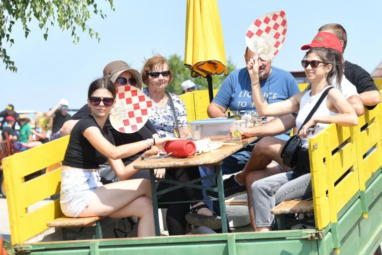 &Scaron;armantno, &scaron;areno i bučno: Pogledajte kako je izgledao traktorski rally u srcu &scaron;trigovskih vinograda