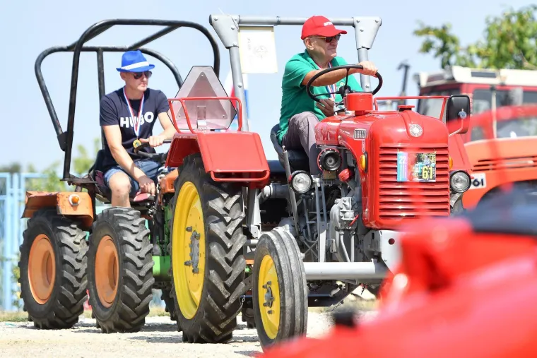 &Scaron;armantno, &scaron;areno i bučno: Pogledajte kako je izgledao traktorski rally u srcu &scaron;trigovskih vinograda