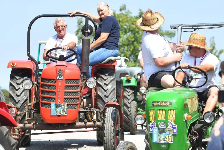 &Scaron;armantno, &scaron;areno i bučno: Pogledajte kako je izgledao traktorski rally u srcu &scaron;trigovskih vinograda