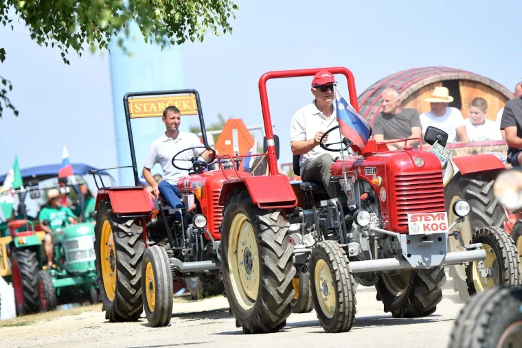 &Scaron;armantno, &scaron;areno i bučno: Pogledajte kako je izgledao traktorski rally u srcu &scaron;trigovskih vinograda