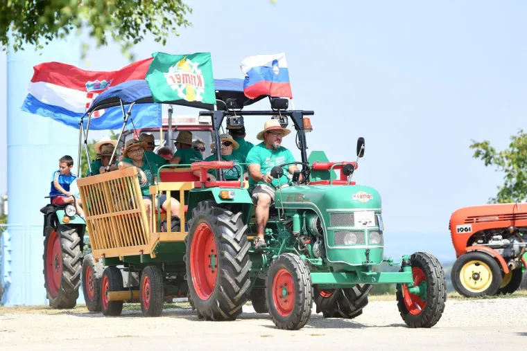 &Scaron;armantno, &scaron;areno i bučno: Pogledajte kako je izgledao traktorski rally u srcu &scaron;trigovskih vinograda