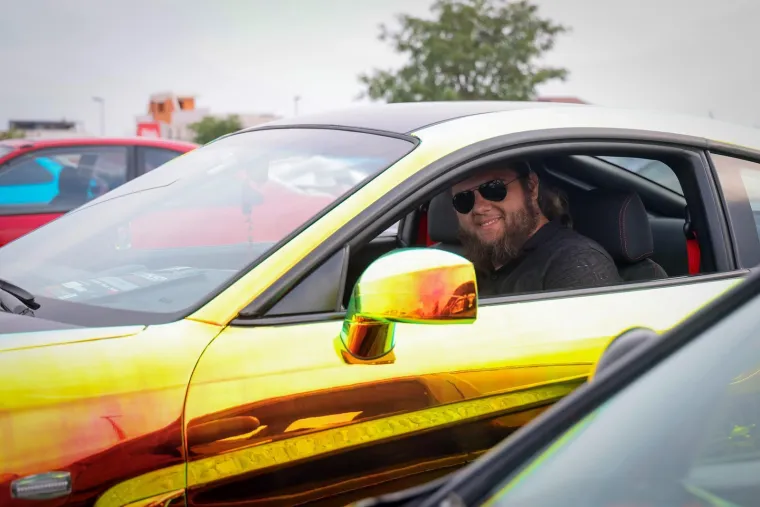 Neki su gledali automobile, ali ipak su se svi okretali za njom: Zgodna brineta ukrala show na izložbi