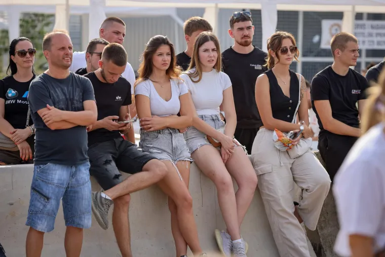 Neki su gledali automobile, ali ipak su se svi okretali za njom: Zgodna brineta ukrala show na izložbi