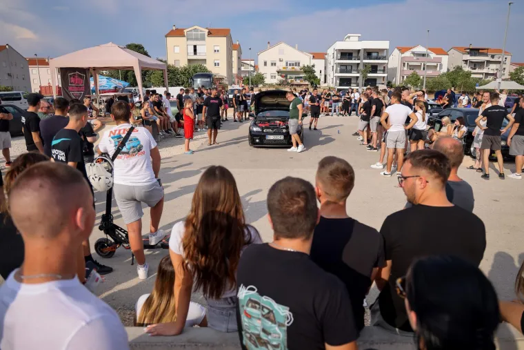 Neki su gledali automobile, ali ipak su se svi okretali za njom: Zgodna brineta ukrala show na izložbi