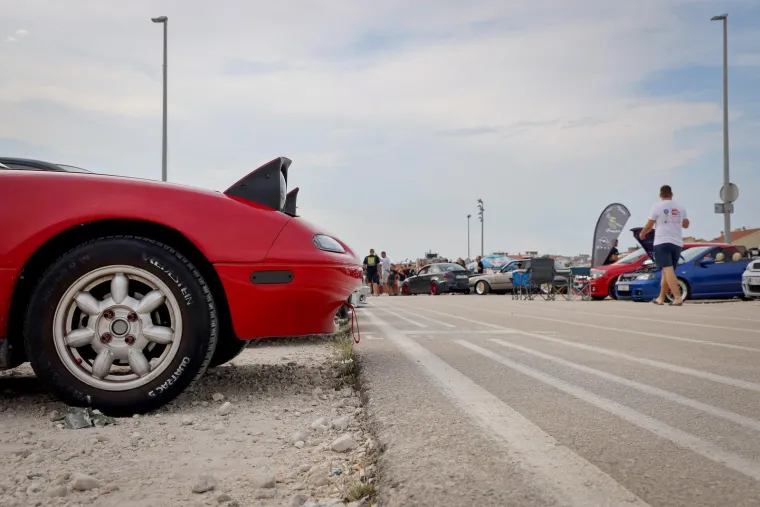 Neki su gledali automobile, ali ipak su se svi okretali za njom: Zgodna brineta ukrala show na izložbi