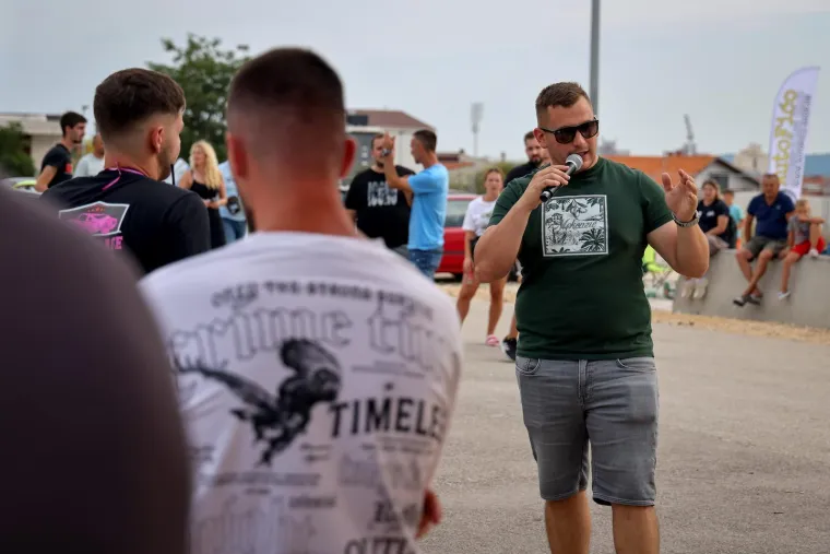 Neki su gledali automobile, ali ipak su se svi okretali za njom: Zgodna brineta ukrala show na izložbi