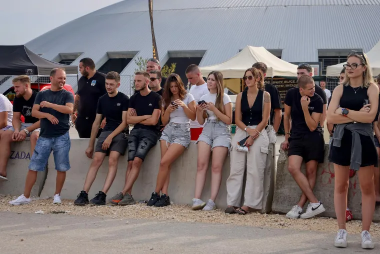 Neki su gledali automobile, ali ipak su se svi okretali za njom: Zgodna brineta ukrala show na izložbi