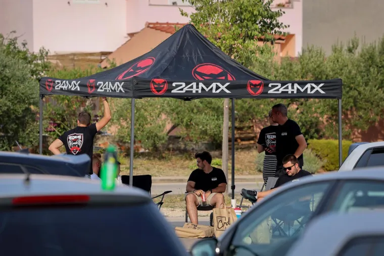 Neki su gledali automobile, ali ipak su se svi okretali za njom: Zgodna brineta ukrala show na izložbi