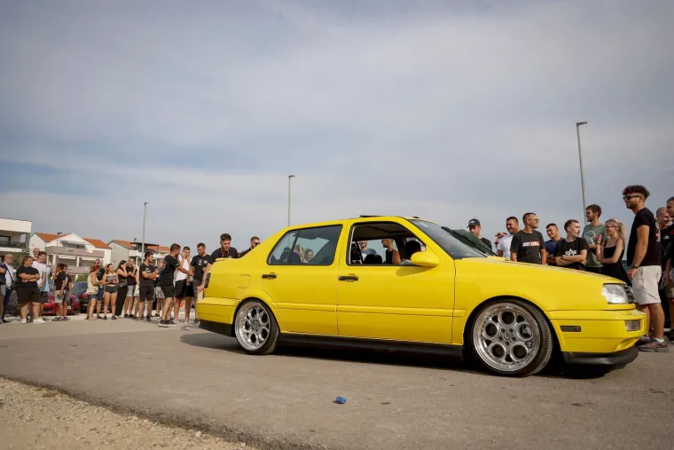Neki su gledali automobile, ali ipak su se svi okretali za njom: Zgodna brineta ukrala show na izložbi