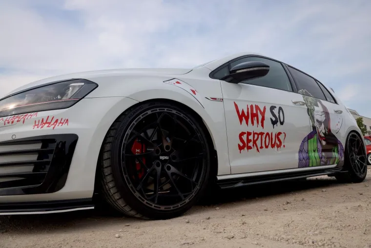 Neki su gledali automobile, ali ipak su se svi okretali za njom: Zgodna brineta ukrala show na izložbi