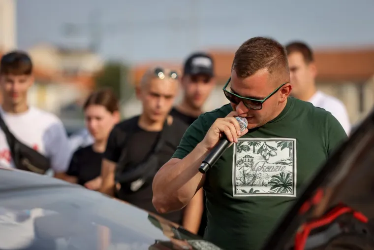 Neki su gledali automobile, ali ipak su se svi okretali za njom: Zgodna brineta ukrala show na izložbi