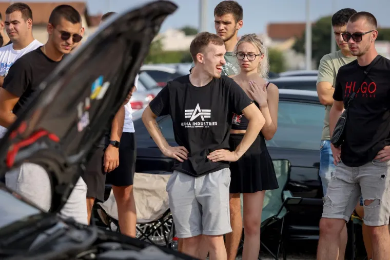 Neki su gledali automobile, ali ipak su se svi okretali za njom: Zgodna brineta ukrala show na izložbi