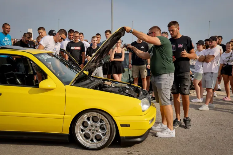 Neki su gledali automobile, ali ipak su se svi okretali za njom: Zgodna brineta ukrala show na izložbi