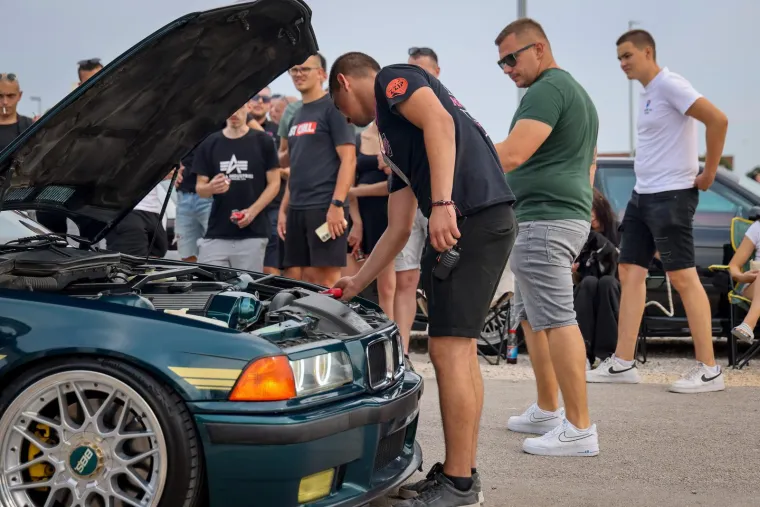 Neki su gledali automobile, ali ipak su se svi okretali za njom: Zgodna brineta ukrala show na izložbi