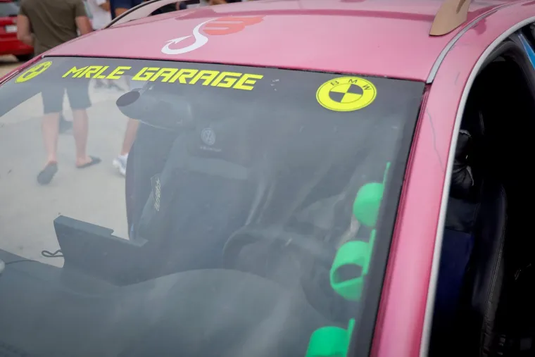 Neki su gledali automobile, ali ipak su se svi okretali za njom: Zgodna brineta ukrala show na izložbi