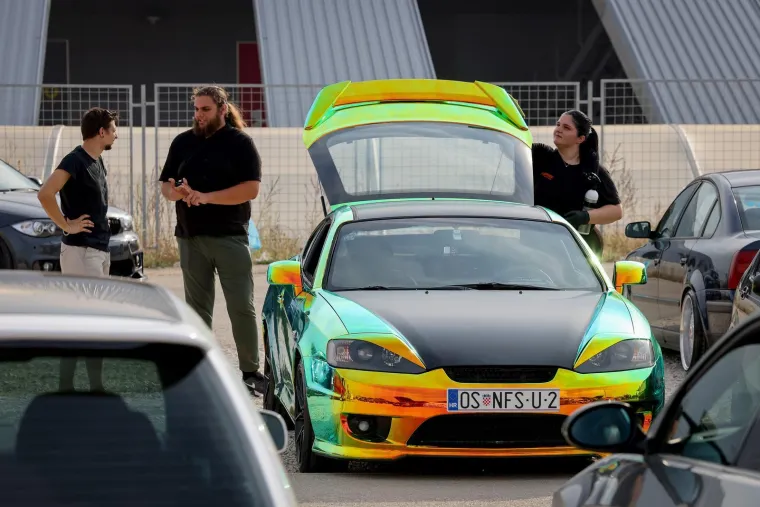 Neki su gledali automobile, ali ipak su se svi okretali za njom: Zgodna brineta ukrala show na izložbi