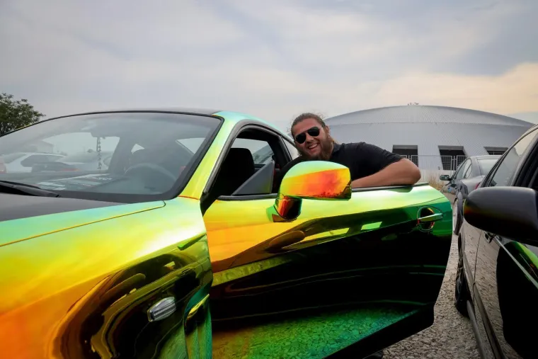 Neki su gledali automobile, ali ipak su se svi okretali za njom: Zgodna brineta ukrala show na izložbi