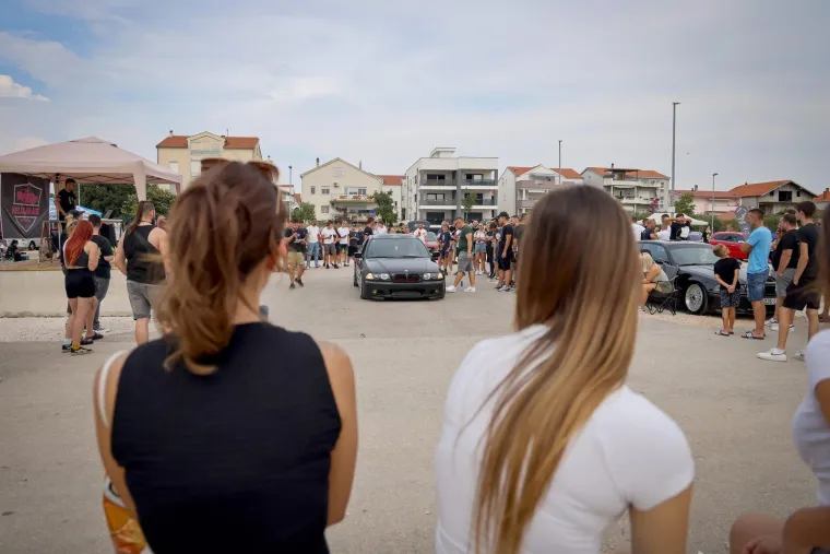 Neki su gledali automobile, ali ipak su se svi okretali za njom: Zgodna brineta ukrala show na izložbi