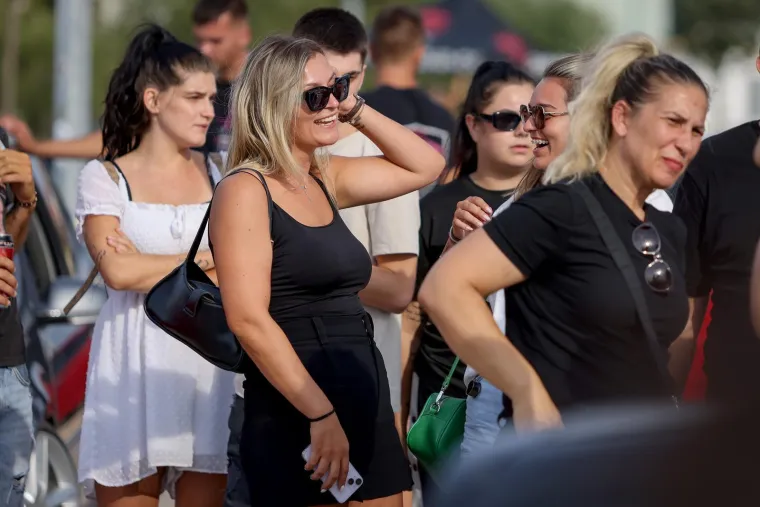 Neki su gledali automobile, ali ipak su se svi okretali za njom: Zgodna brineta ukrala show na izložbi