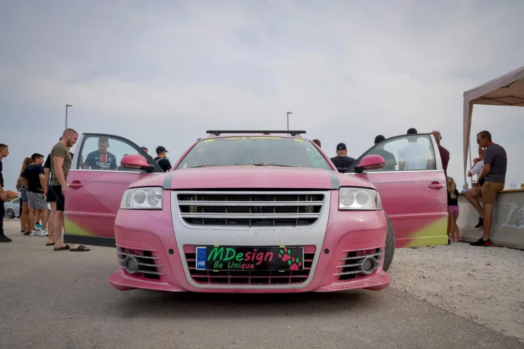 Neki su gledali automobile, ali ipak su se svi okretali za njom: Zgodna brineta ukrala show na izložbi