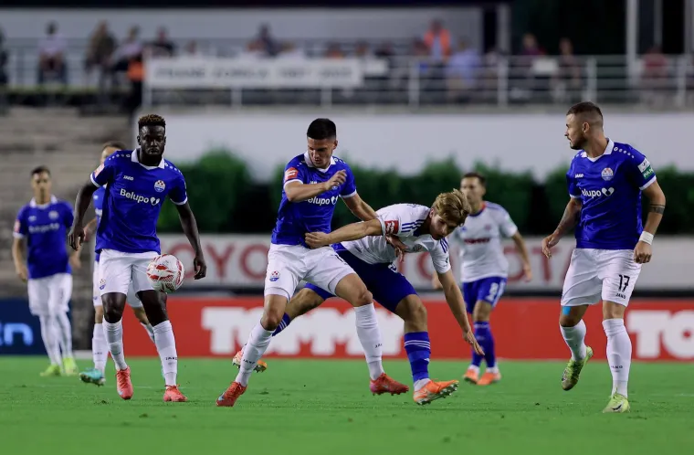 Kakav skandal! Torcida bakljama prvo gađala Livaju pa zasula i ostale igrače Hajduka