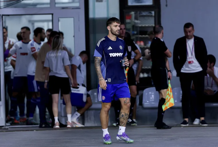 Kakav skandal! Torcida bakljama prvo gađala Livaju pa zasula i ostale igrače Hajduka
