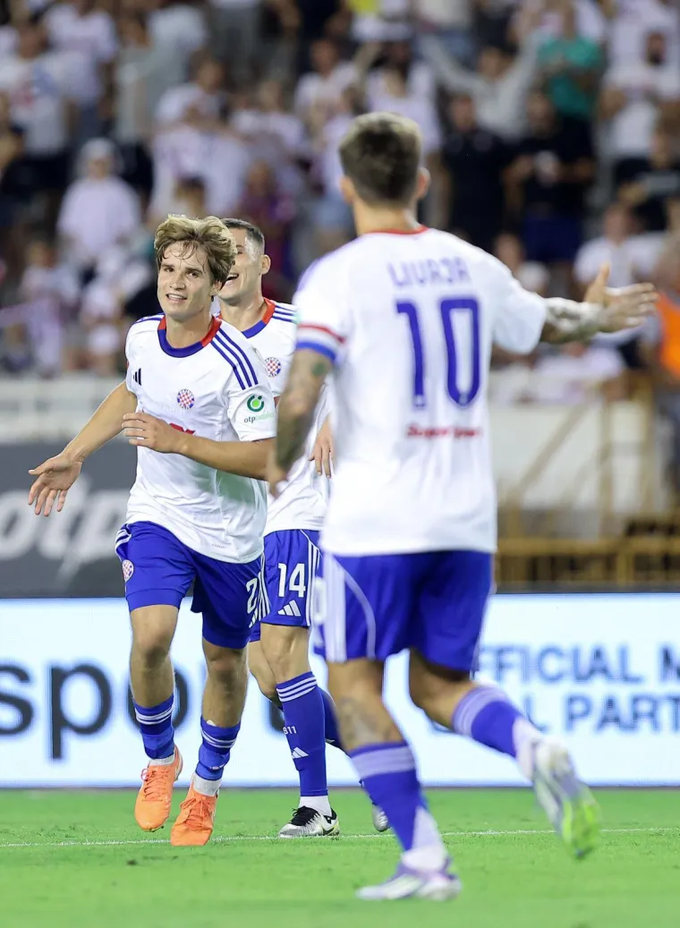 Kakav skandal! Torcida bakljama prvo gađala Livaju pa zasula i ostale igrače Hajduka