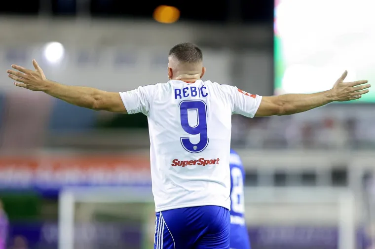 Kakav skandal! Torcida bakljama prvo gađala Livaju pa zasula i ostale igrače Hajduka