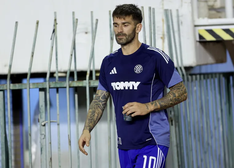 Kakav skandal! Torcida bakljama prvo gađala Livaju pa zasula i ostale igrače Hajduka