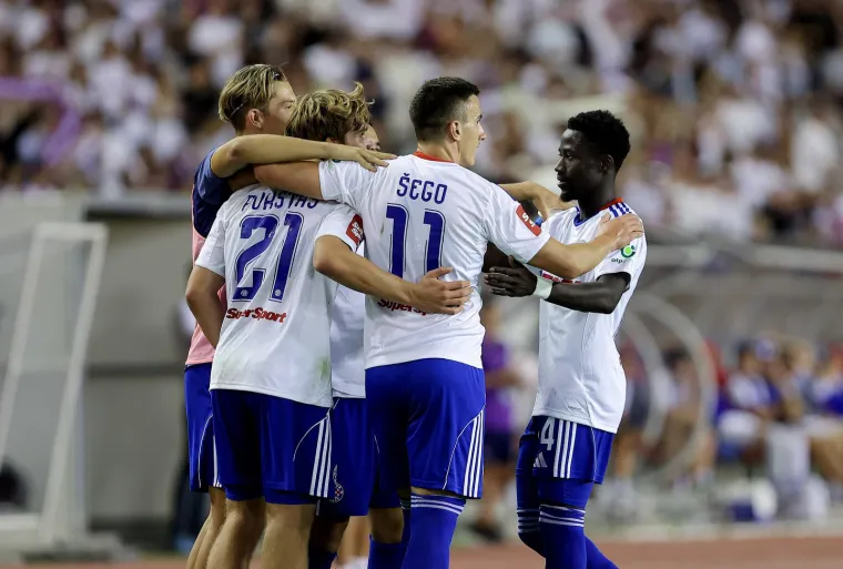 Kakav skandal! Torcida bakljama prvo gađala Livaju pa zasula i ostale igrače Hajduka