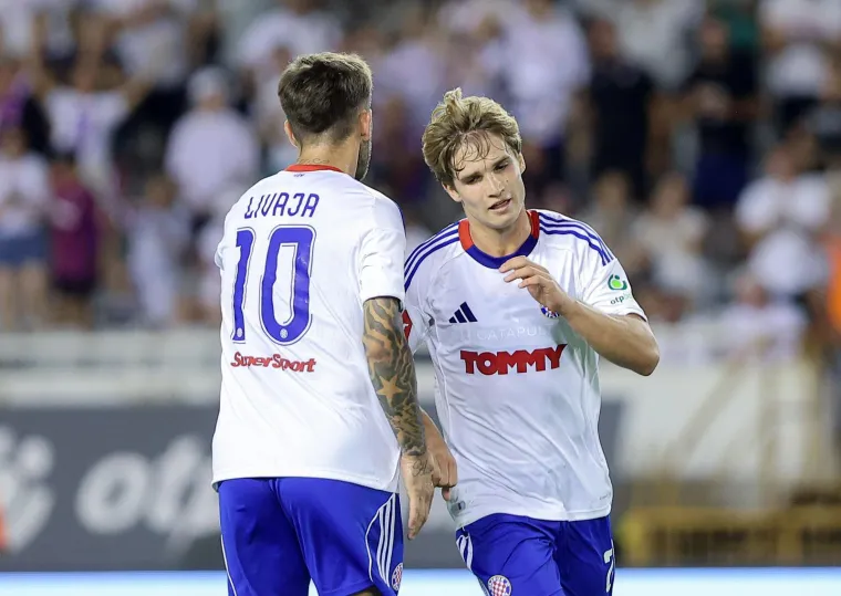 Kakav skandal! Torcida bakljama prvo gađala Livaju pa zasula i ostale igrače Hajduka