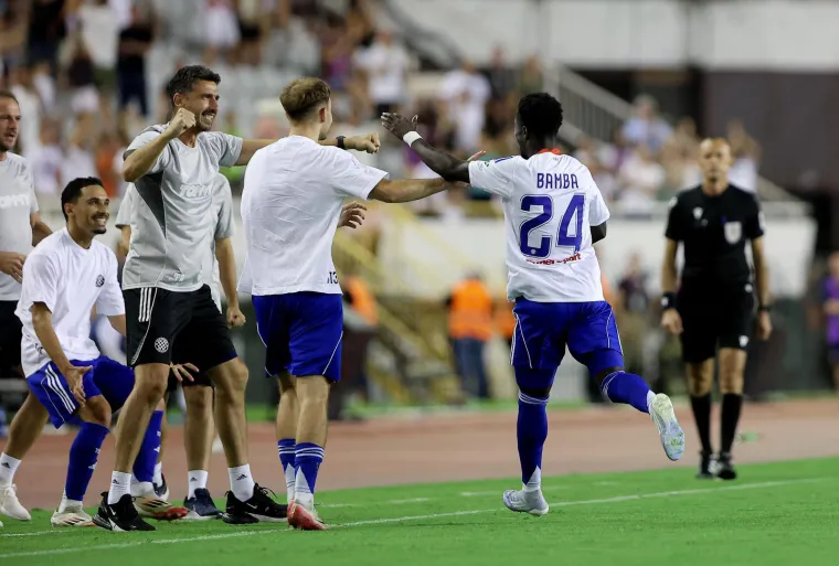 Kakav skandal! Torcida bakljama prvo gađala Livaju pa zasula i ostale igrače Hajduka