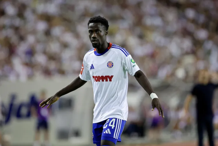 Kakav skandal! Torcida bakljama prvo gađala Livaju pa zasula i ostale igrače Hajduka