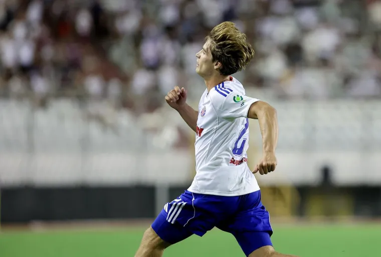 Kakav skandal! Torcida bakljama prvo gađala Livaju pa zasula i ostale igrače Hajduka