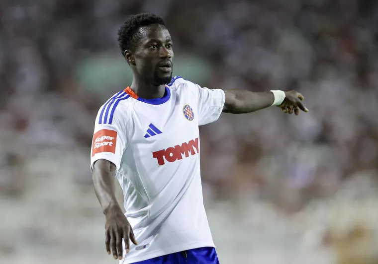 Kakav skandal! Torcida bakljama prvo gađala Livaju pa zasula i ostale igrače Hajduka