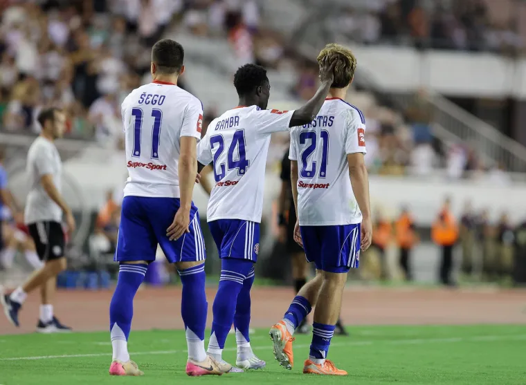 Kakav skandal! Torcida bakljama prvo gađala Livaju pa zasula i ostale igrače Hajduka