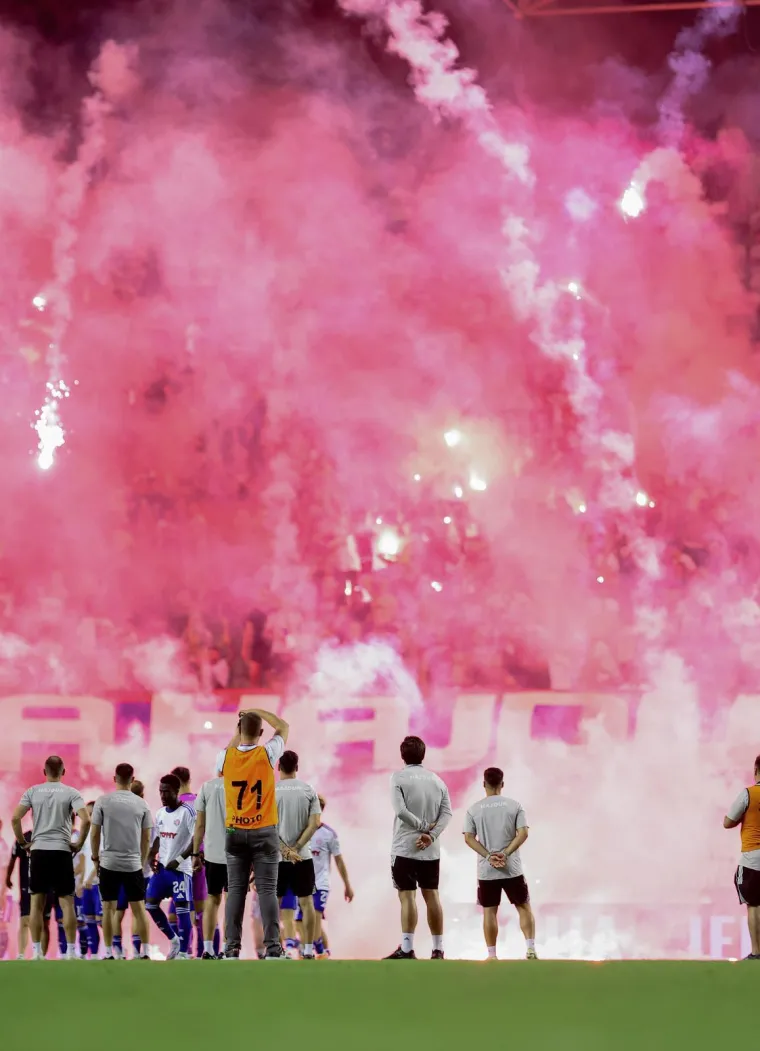 Kakav skandal! Torcida bakljama prvo gađala Livaju pa zasula i ostale igrače Hajduka