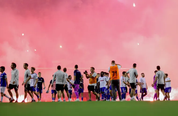 Kakav skandal! Torcida bakljama prvo gađala Livaju pa zasula i ostale igrače Hajduka