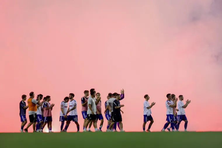 Kakav skandal! Torcida bakljama prvo gađala Livaju pa zasula i ostale igrače Hajduka