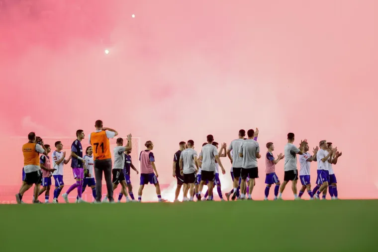 Kakav skandal! Torcida bakljama prvo gađala Livaju pa zasula i ostale igrače Hajduka